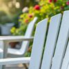 découvrez des méthodes simples et efficaces pour nettoyer vos chaises de jardin en plastique blanc et leur redonner éclat et propreté en un rien de temps.